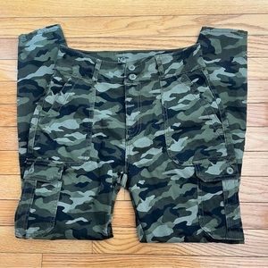 🔴Camo skinny leg pants